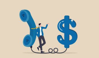 4824407-telemarketing-ou-televente-appel-telephonique-pour-vendre-un-produit-ou-une-affaire-via-telephone-appel-assurance-agent-concept-confiance-vendeur-debout-avec-telephone-connecte-a-l-ar