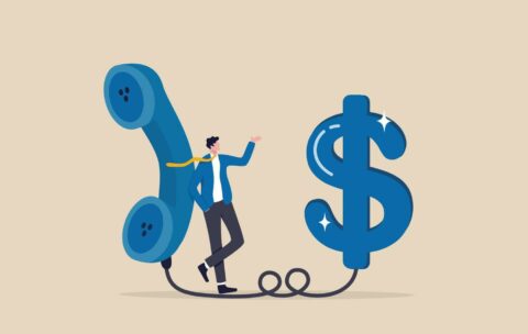 4824407-telemarketing-ou-televente-appel-telephonique-pour-vendre-un-produit-ou-une-affaire-via-telephone-appel-assurance-agent-concept-confiance-vendeur-debout-avec-telephone-connecte-a-l-ar